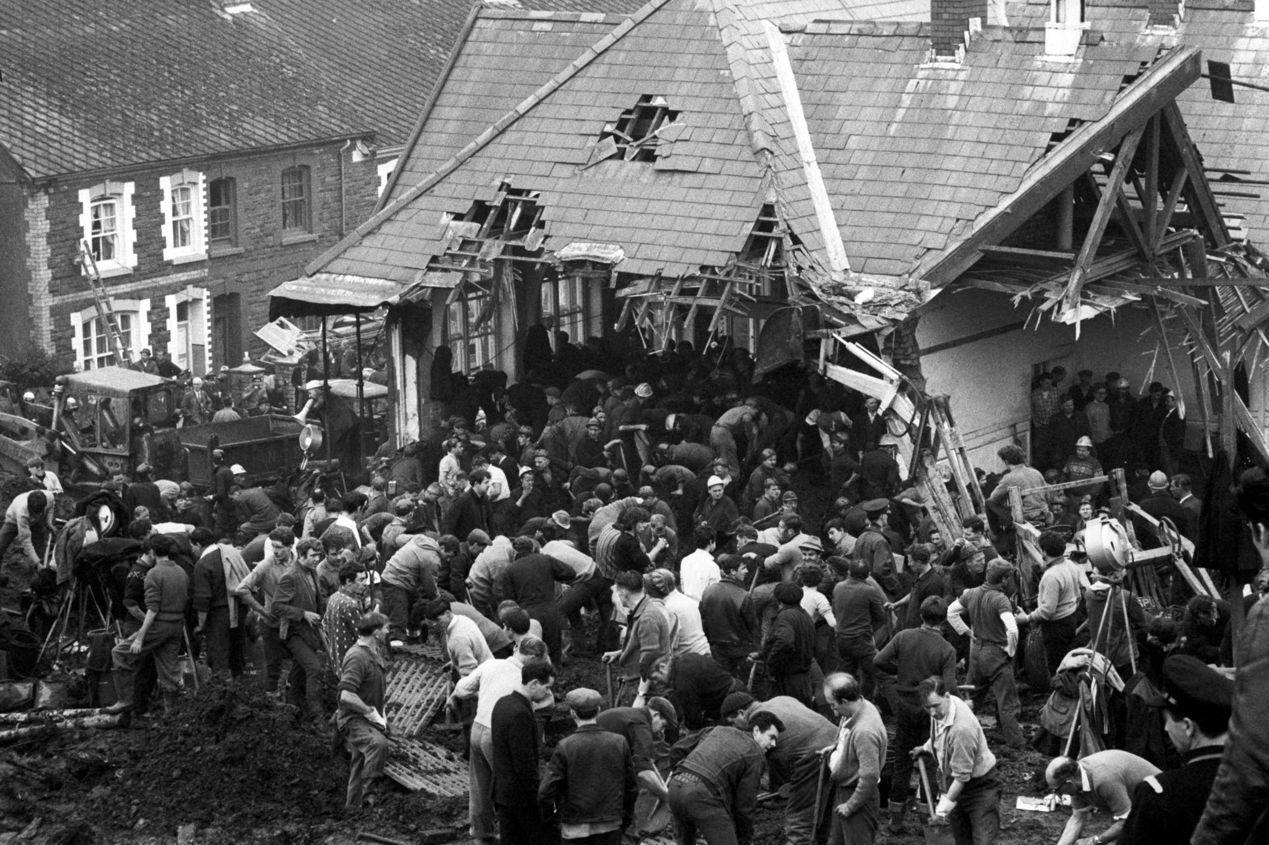 A crowd of miners and volunteers dig in the mud in front of a house demolished by the landslide of the 21st October. Aberfan (United Kingdom), October 23rd 1966. (Credit Image: © Mario De Biasi/Mondadori Portfolio via ZUMA Press)